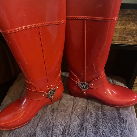 Michael Kor red rain boots! Very cute with jeans! - Picture 2 of 2